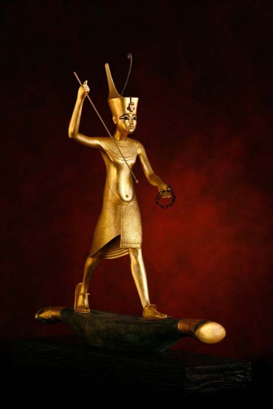 Figur des Königs auf einem Papyrusboot